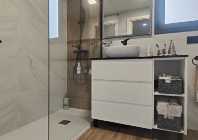 aseo con muebles blancos
