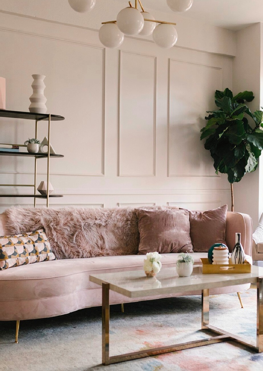 salon con sofa rosa