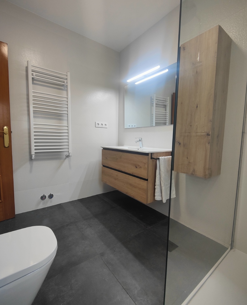 aseo reformado con radiador de pared