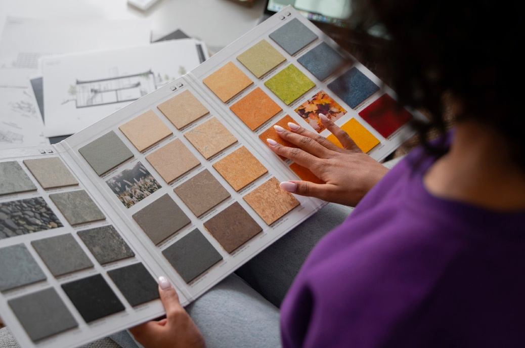 mujer tocando catalogo de materiales