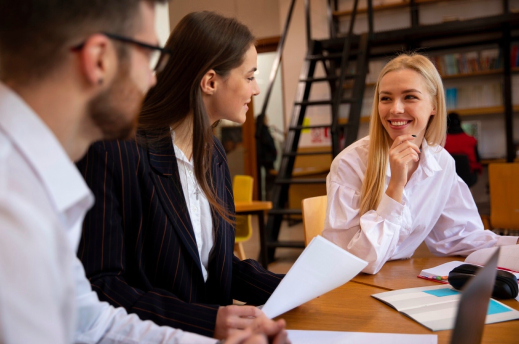 personas hablando en una mesa
